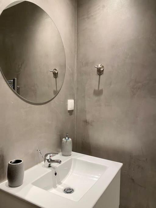 A Place 4U No10 - Garden-Level Getaway 2 Bedroom 2 Bathroom Apartment With Yard アテネ エクステリア 写真