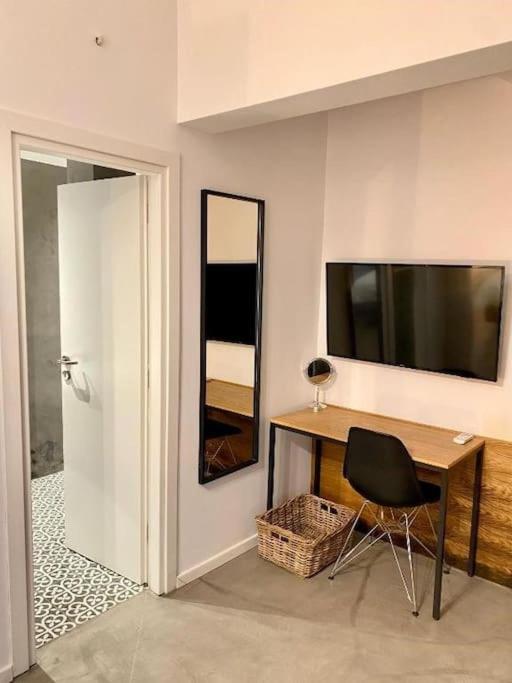 A Place 4U No10 - Garden-Level Getaway 2 Bedroom 2 Bathroom Apartment With Yard アテネ エクステリア 写真